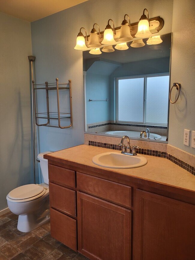 Building Photo - **$200 Move In Special**Beautiful 3 Bed 2.5 Bath 3 story home in South Hill Puyallup