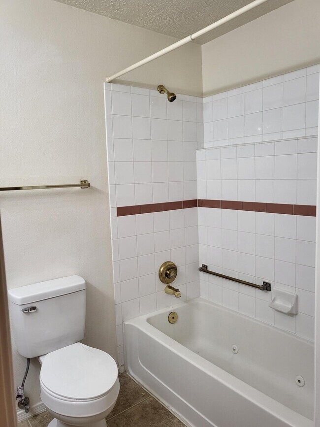 Building Photo - 827 Country Club Dr SE