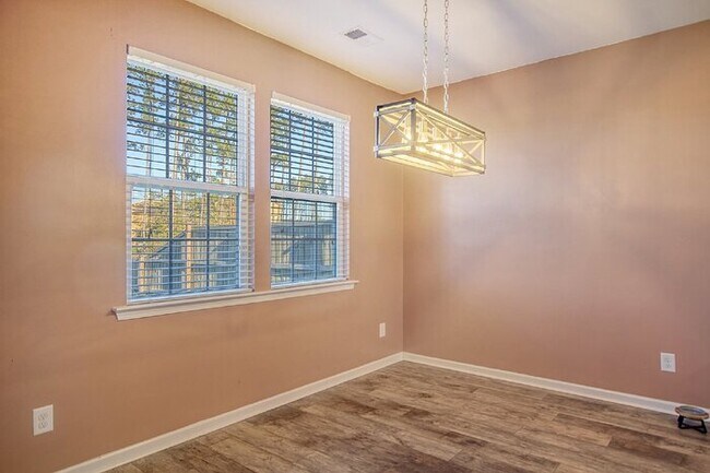 Building Photo - 838 Redbud Ln