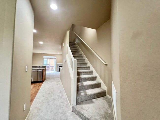 Building Photo - 2 Bed Townhouse with Two Master suites- Ne...