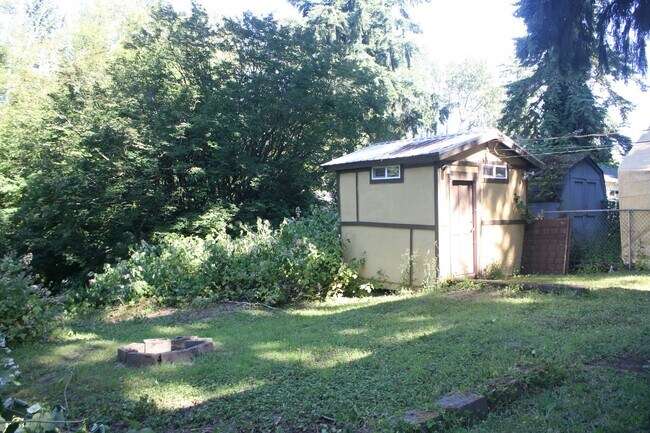 Building Photo - 2/3rd acre lot! 1 bdrm 1 bath. Store your ...