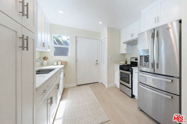 Building Photo - 2718 W 70th St