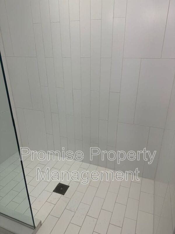 Building Photo - 12837 Moorpark St