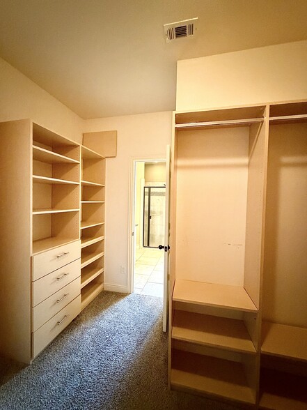 Building Photo - 705 Rembrandt Ct