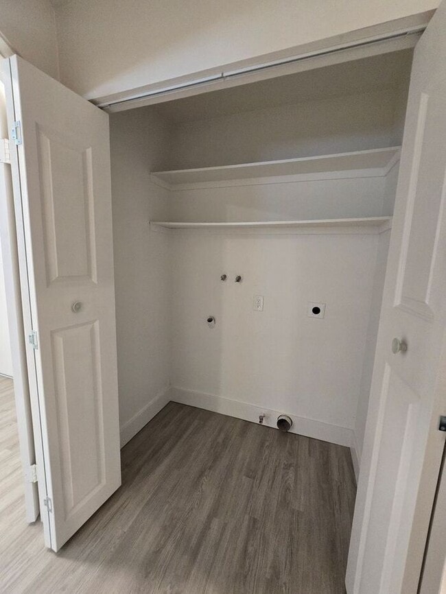 Building Photo - Charming 3 BR / 2BA with a large yard and ...