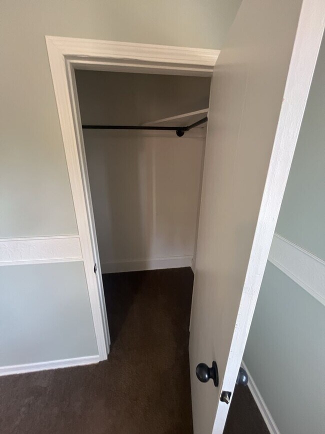Building Photo - Charming 2-Bedroom Property in Prime Location