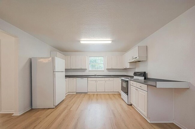 Building Photo - 2051 Santa Rosa St