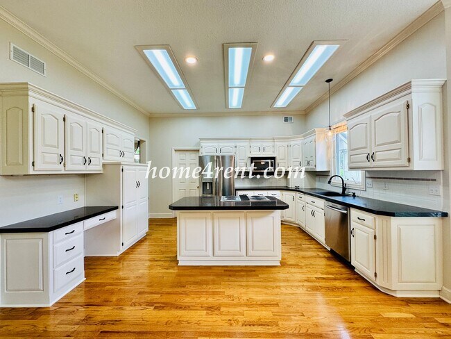 Building Photo - Exceptional 1.5 Story Home in the Prestigious Loch Lloyd Community!