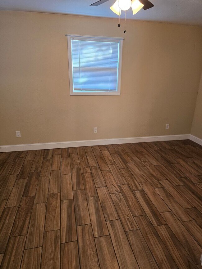 Building Photo - Gorgeous 3/2/1 on Large Property