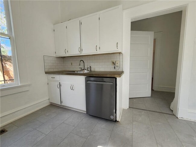 Building Photo - 106 S Bayou St