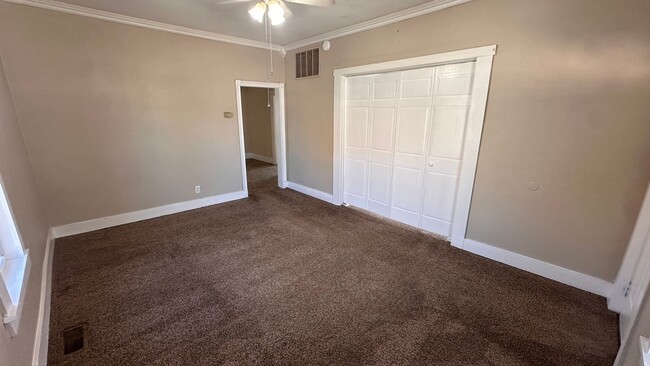 Building Photo - $1275 - 4 bedroom/ 2 bathroom - Huge home ...