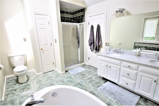 Building Photo - 398 Davis St