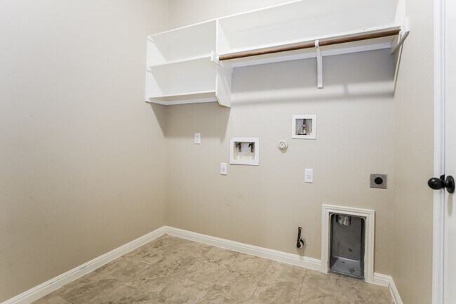 Building Photo - Bright, Spacious Living in an Inviting Home with Modern Finishes and Great Location