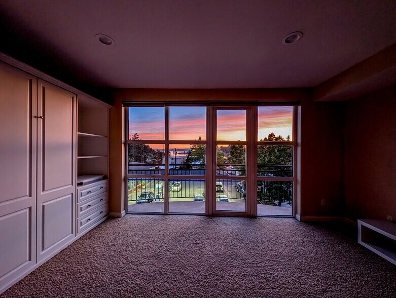 Floor to ceiling windows - 10047 Main St