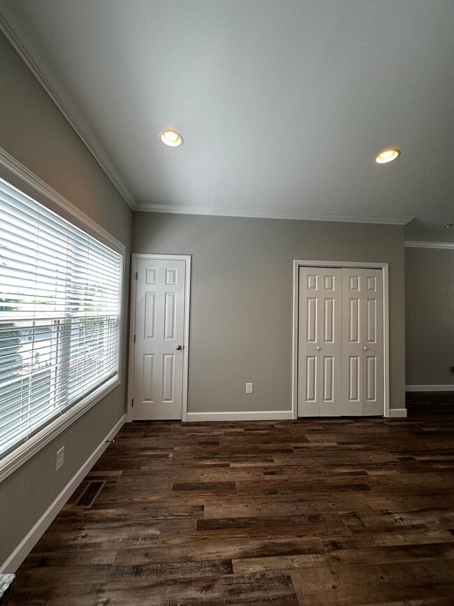 Building Photo - Spacious 3 Bedroom, 3.5bath in central Joh...