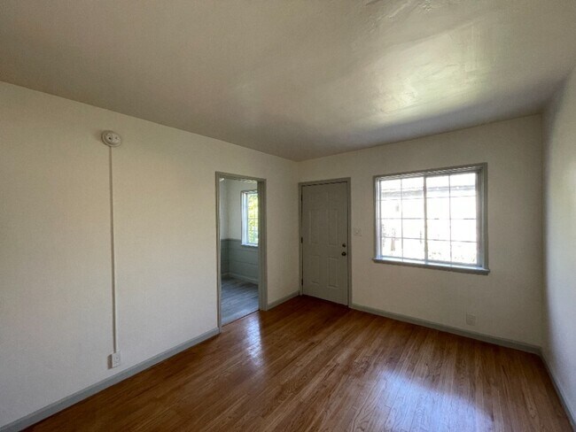 Building Photo - 14550 Moorpark St