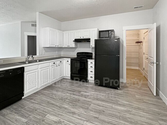 Building Photo - 1691 E Daulby St