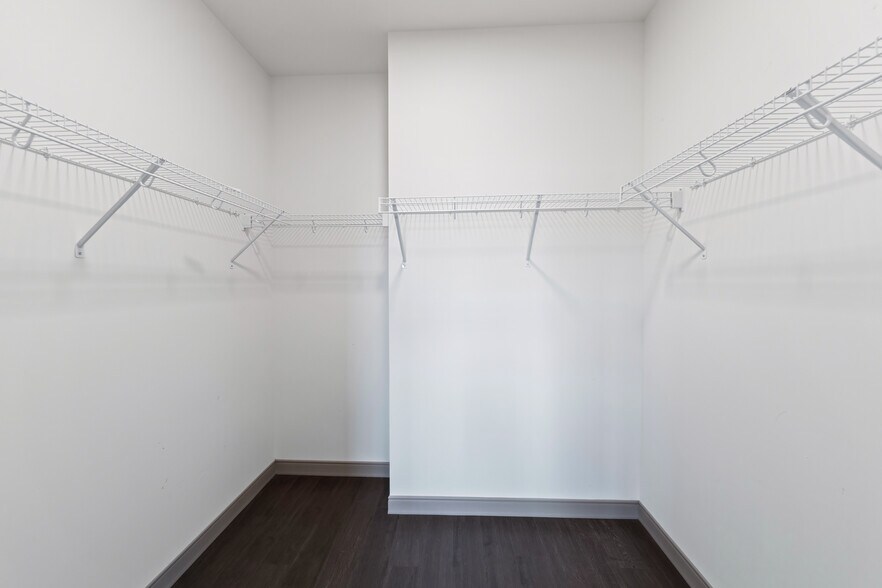 Building Photo - 2420 E Capitol Dr