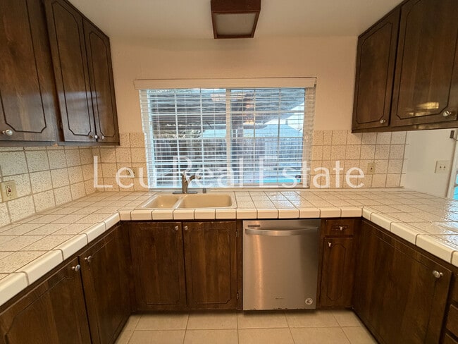 Building Photo - 5020 Village Wood Dr