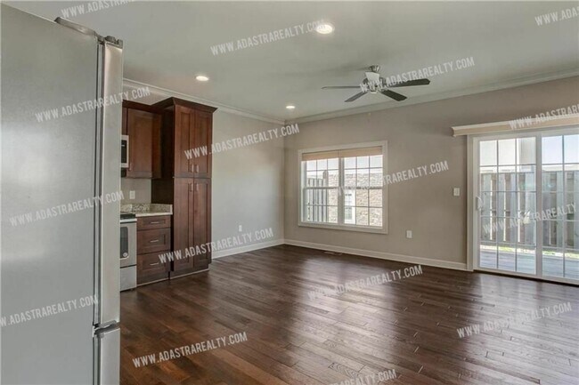 Building Photo - Like New Blue Valley Townhome-Available NOW!!