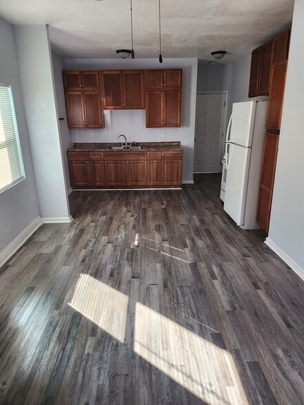 Primary Photo - 416 W 5th St