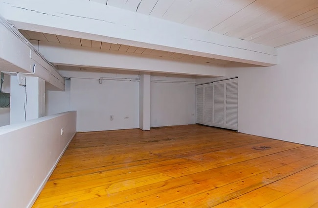 Building Photo - RAVENSWOOD - BEAUTIFUL AND LARGE LOFT FOR ...