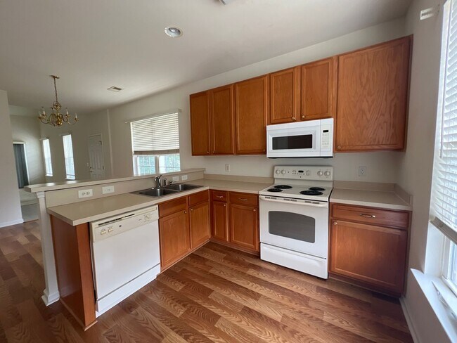 Building Photo - Gorgeous 3 Bedroom townhome in Carolina Fo...