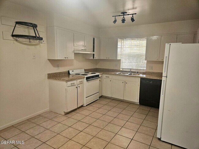 Building Photo - 6832 Escondido Dr