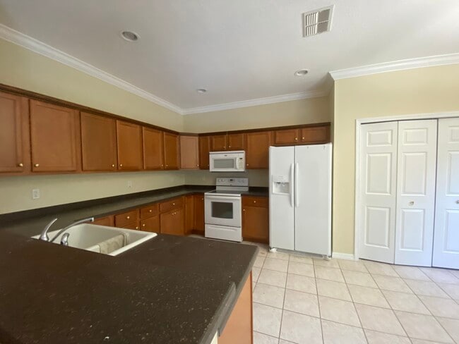 Building Photo - 3640 Pine Knot Dr