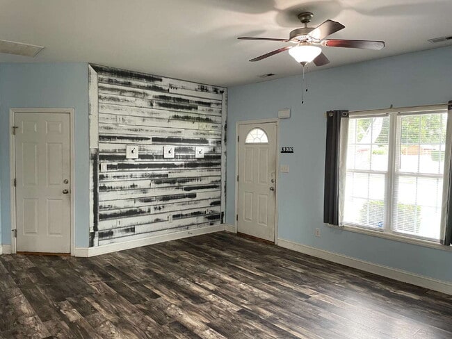 Building Photo - Pet Friendly Three Bedroom Two Full Bathro...