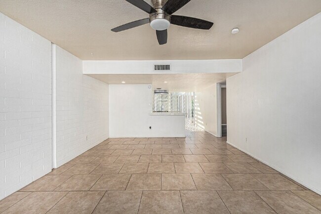 Building Photo - Great Location - 2 bed 1 bath Private Yard