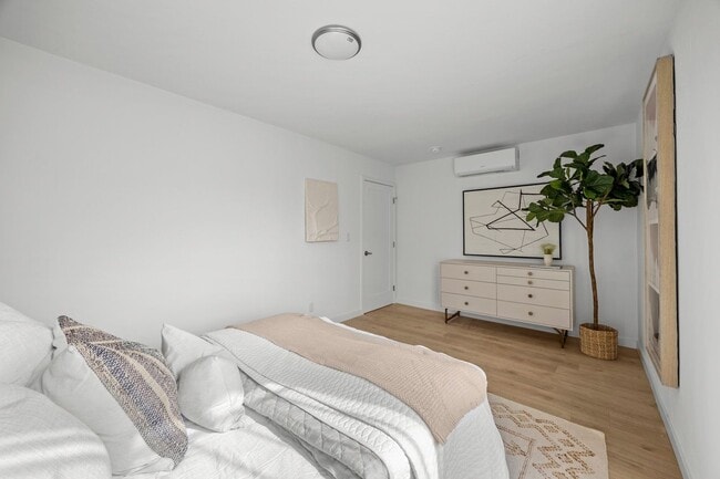 Building Photo - 1510 W 52nd St