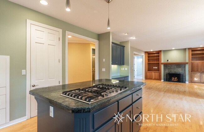 Building Photo - Spacious Elegance in Lake Oswego