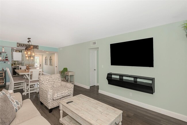 Building Photo - 9811 N Hollybrook Lake Dr