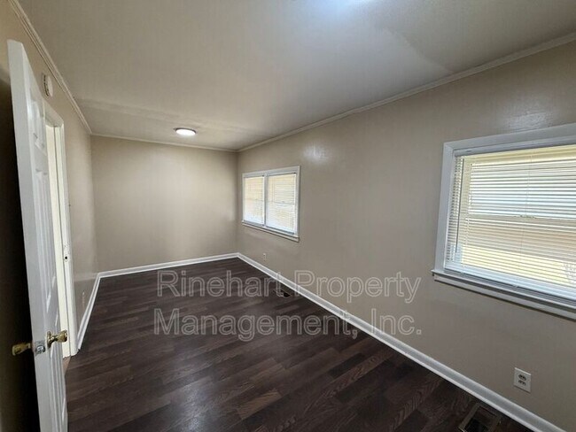 Building Photo - 242 S Cherry Rd