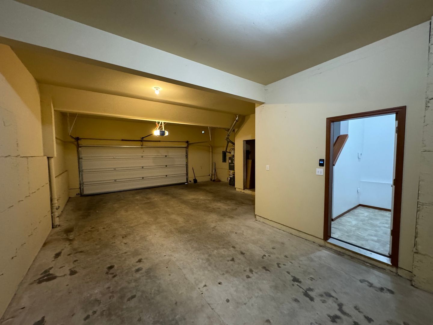 Building Photo - Spacious 3 bed 2.5 Bath Townhome