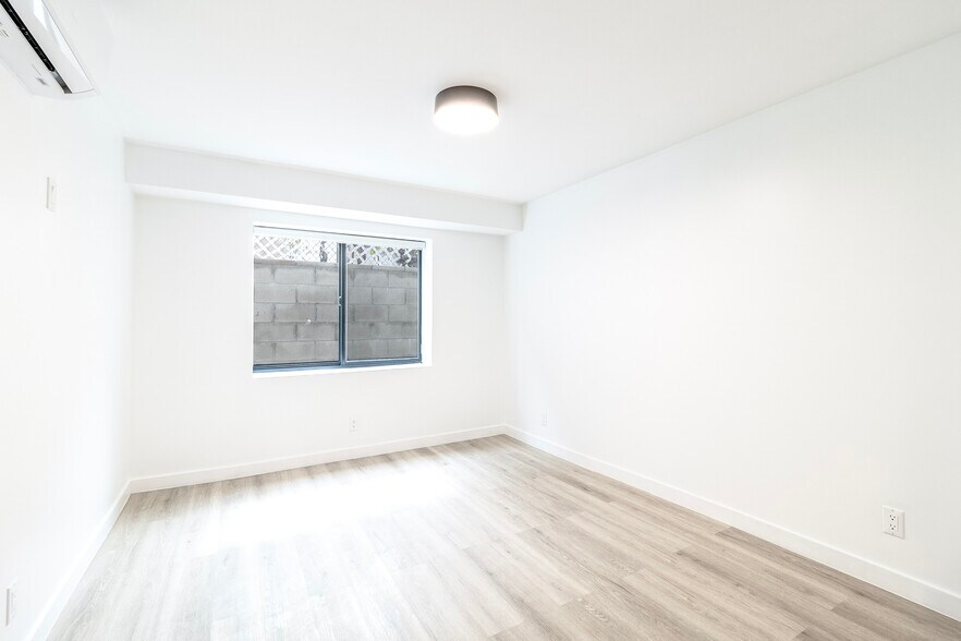Building Photo - 950 Havenhurst Dr