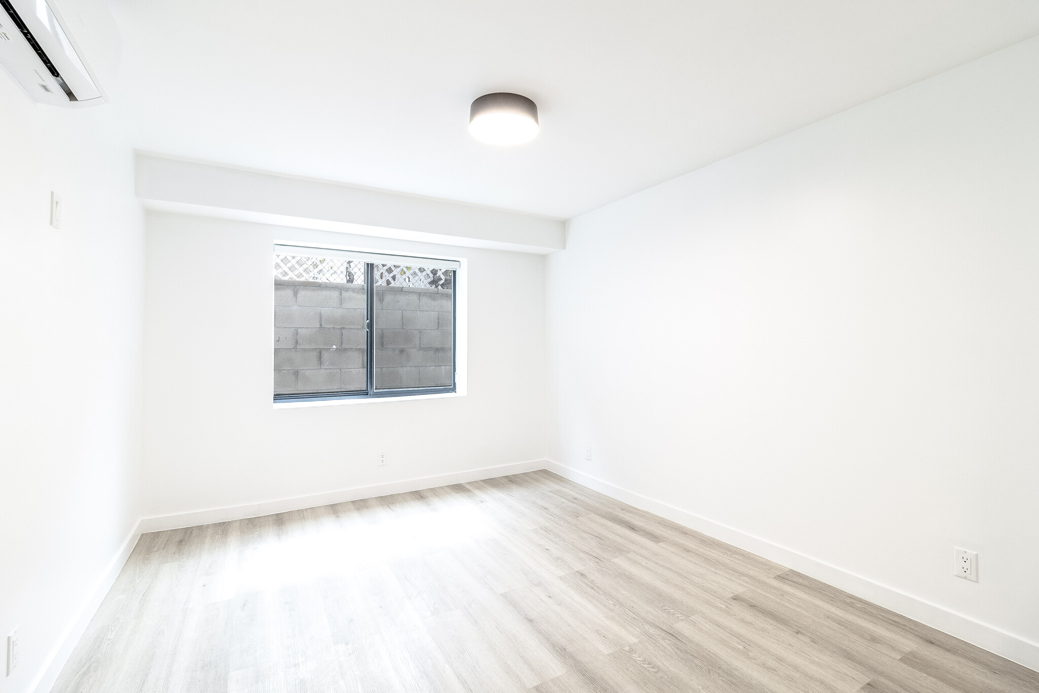 Building Photo - 950 Havenhurst Dr