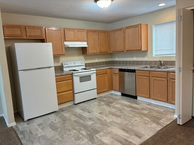 Building Photo - Division 16 Plex