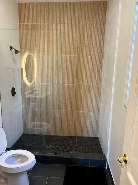 Building Photo - 2212 W Huron St