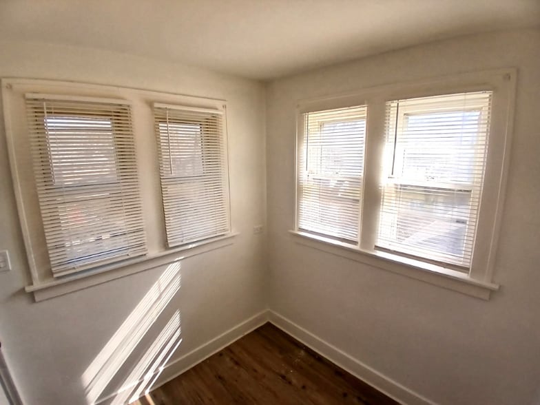 Building Photo - 708 W 116th Pl