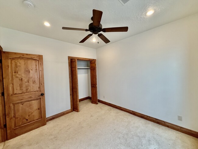 Building Photo - 6819 S Greenfield Way