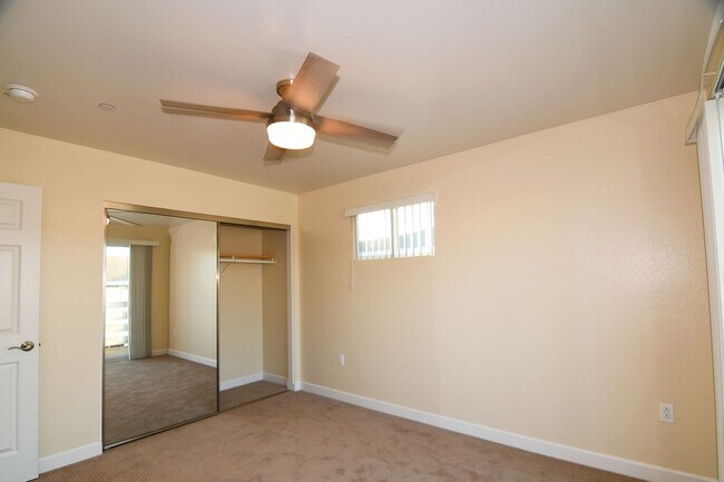 Building Photo - 571 Moss St