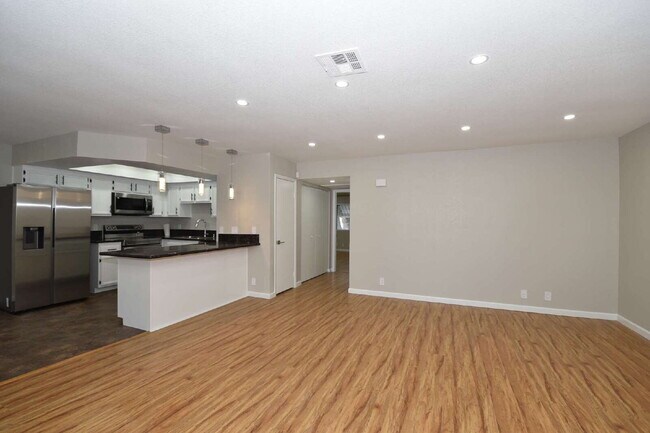 Building Photo - Stunning 2-Bedroom Condo 2nd Floor at The Lakes!