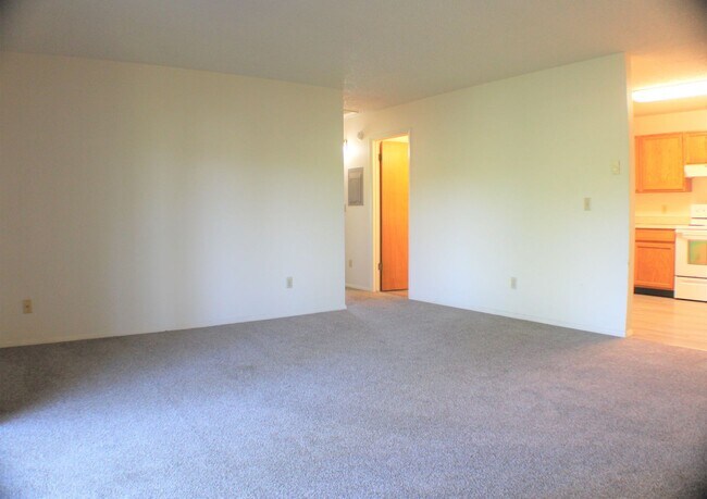 Building Photo - Large 2 bedroom 1 bathroom in the heart of...