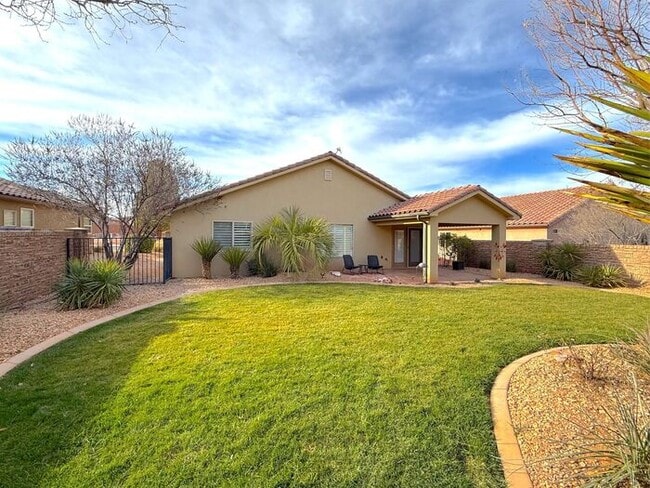 Building Photo - 3 bed, 2 bath home with 2 car garage