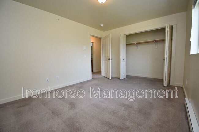 Building Photo - 807 W Villard St