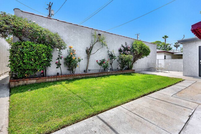 Building Photo - Large 1 bedroom with new floors!