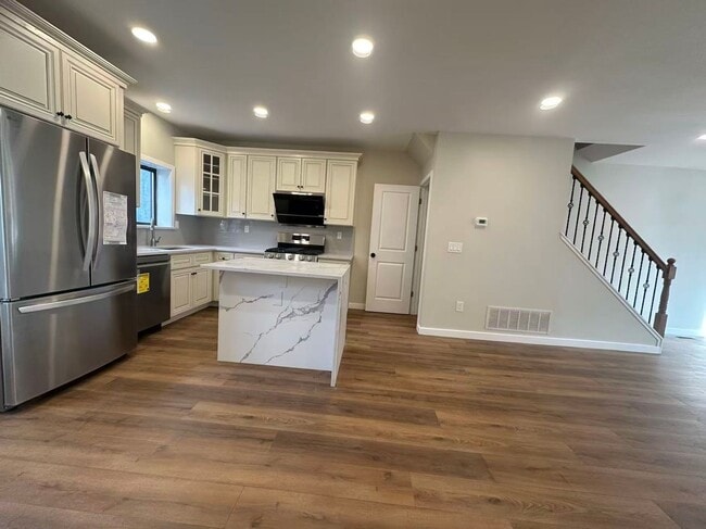 Building Photo - 2b2b house in south Philly Available now