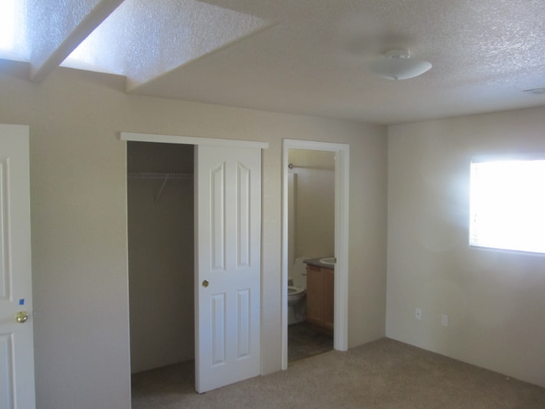 Building Photo - 1660 NE Foothill Blvd